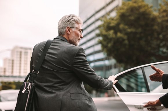 Réservation d'un taxi pour un trajet professionnel à Écully