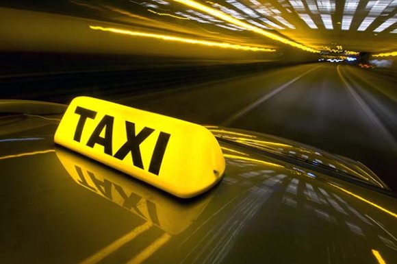 Livraison urgente de colis en dehors des heures de bureau par un taxi à Écully et sa région. LET'S GO TAXI