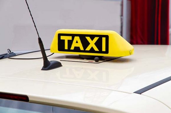 Réservation d’un taxi conventionné pour un rendez-vous médical à Écully et sa région. LET'S GO TAXI