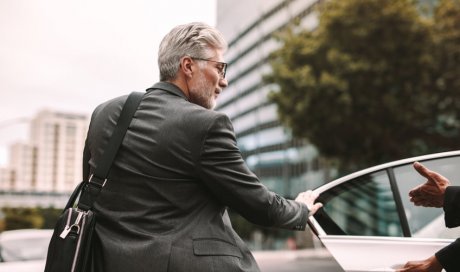 Réservation d'un taxi pour un trajet professionnel à Écully